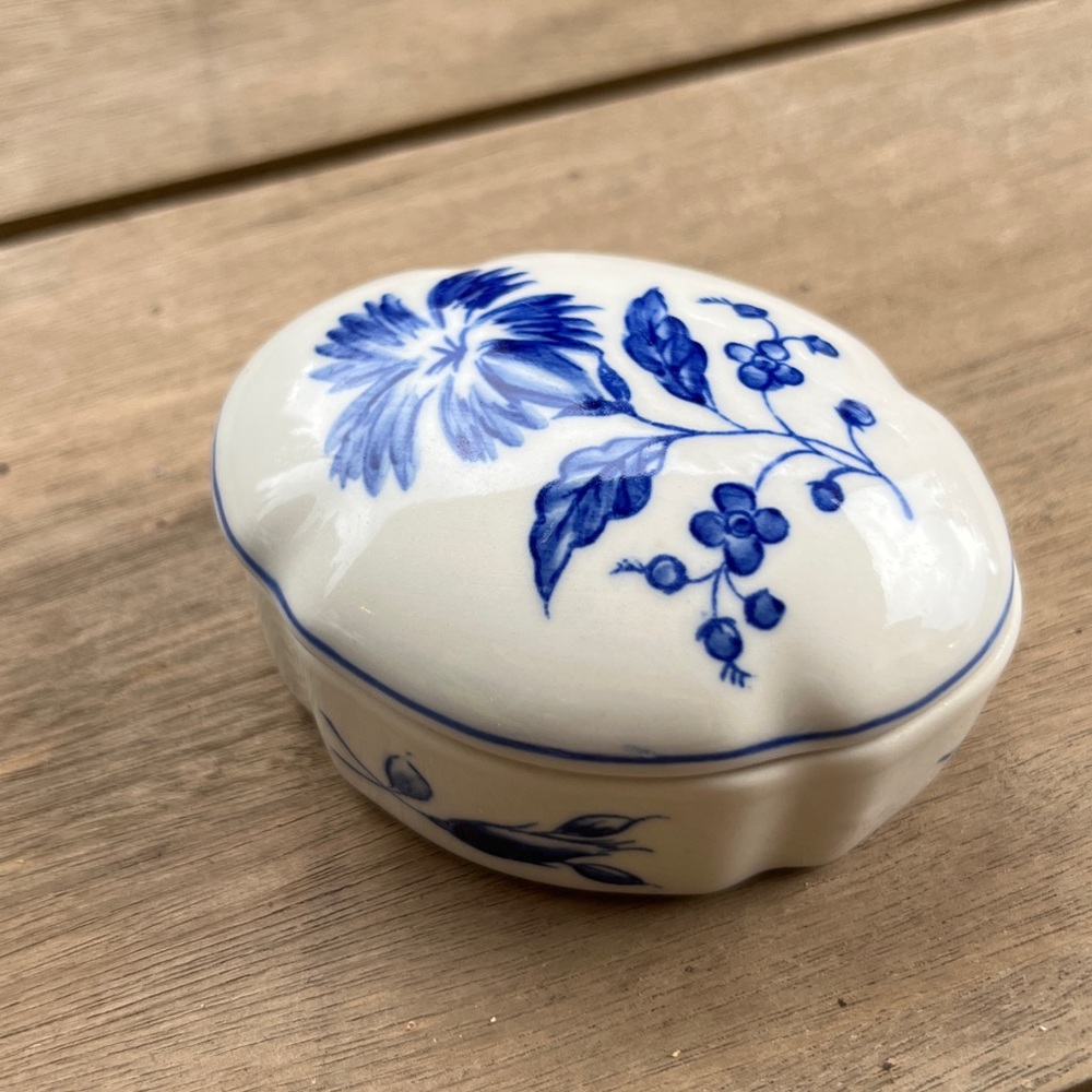 EUC Andrea by Sadek Blue in Bloom by Williamsburg Floral Trinket Box